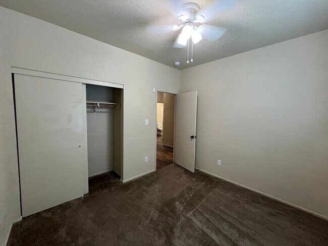 Building Photo - 4 BEDROOM HOME!