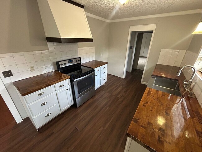 Building Photo - 1006 Holly Hill Ct