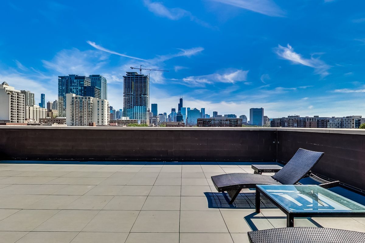 Building Photo - 317 W Evergreen Ave