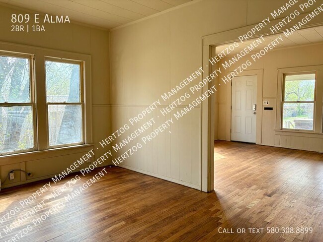 Building Photo - 809 E Alma-
