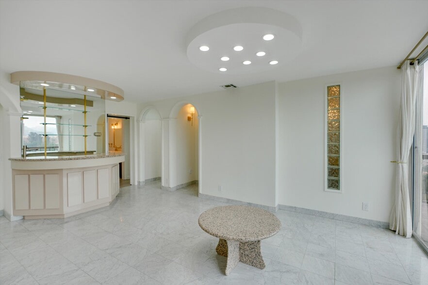 Building Photo - 10747 Wilshire Blvd