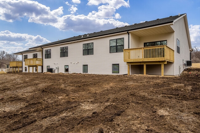 Building Photo - 5729 Willow Creek Ln