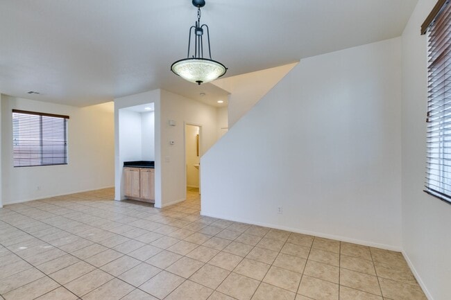 Building Photo - Great 3 bedroom house with a large loft an...