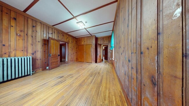 Building Photo - Huge House with Garage!