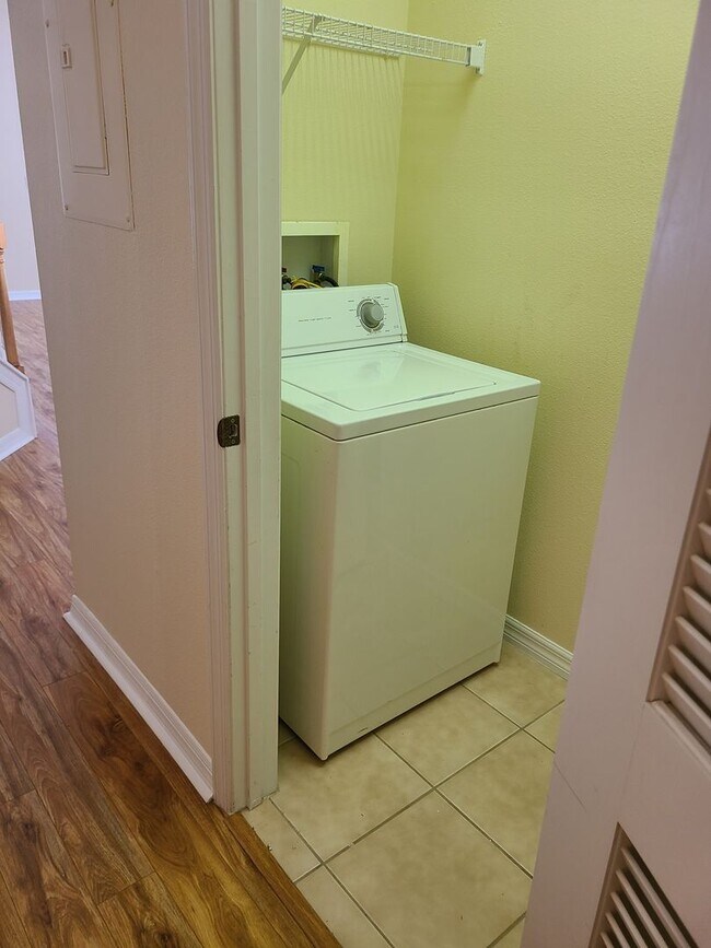 Building Photo - Spacious 3br 2.5ba Townhome in North Saint Petersburg