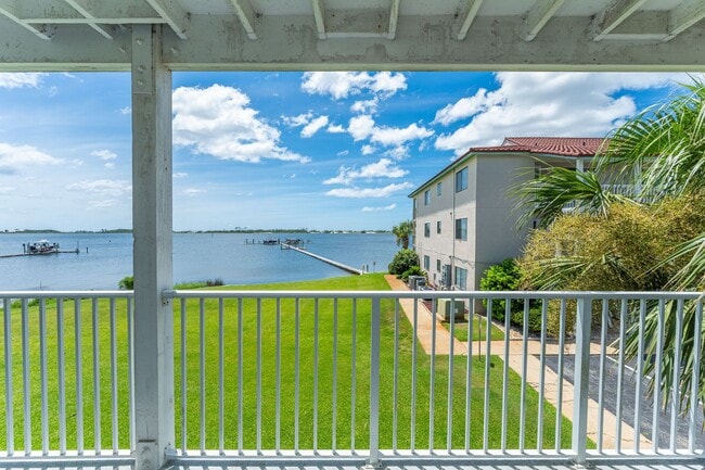 Building Photo - Waterfront Condo!