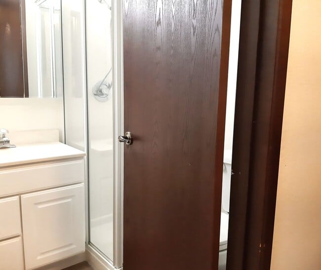 Building Photo - University Place Gem! 2 bedroom with Fireplace!