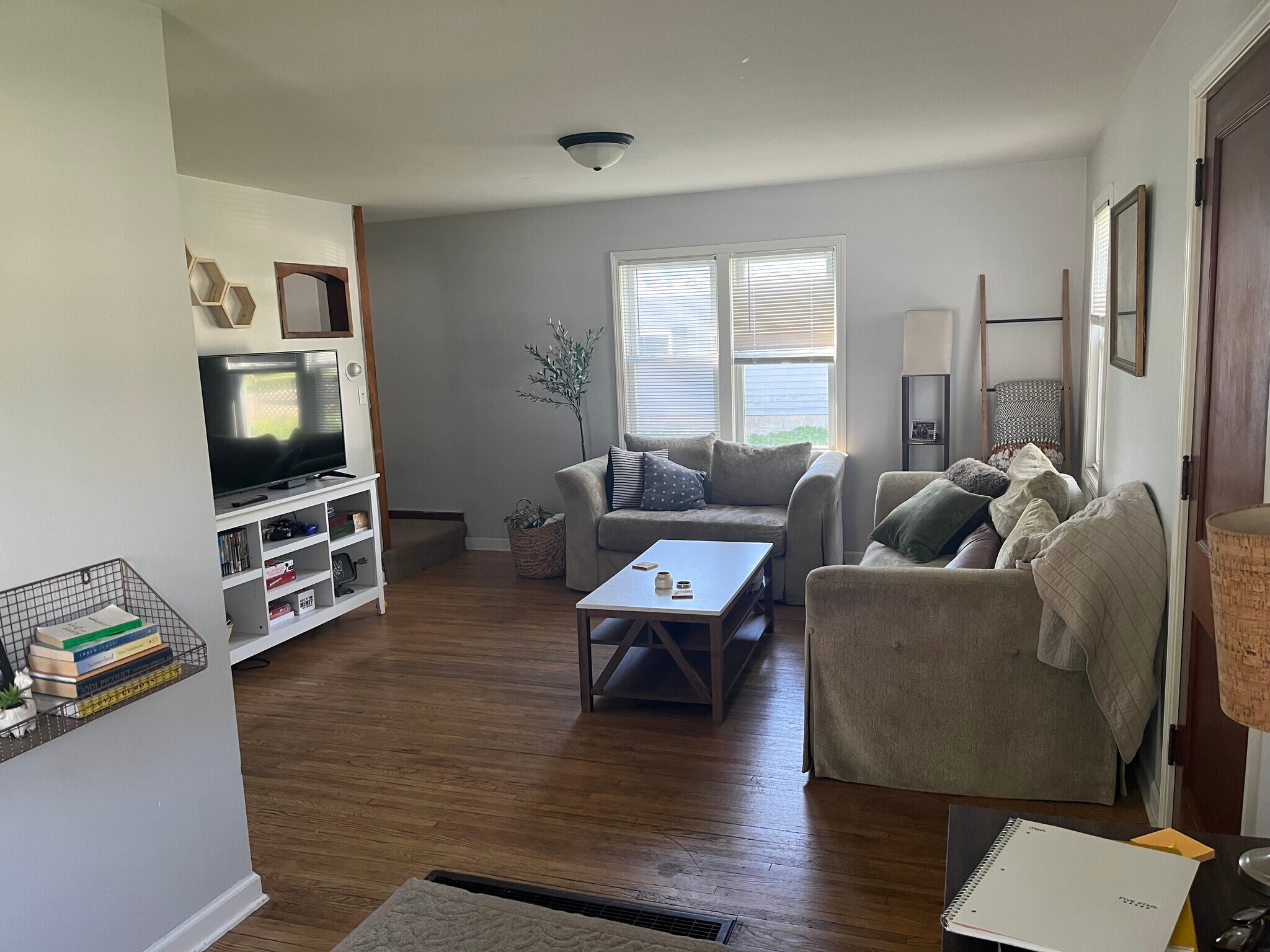 Building Photo - 632 S Anna Ave