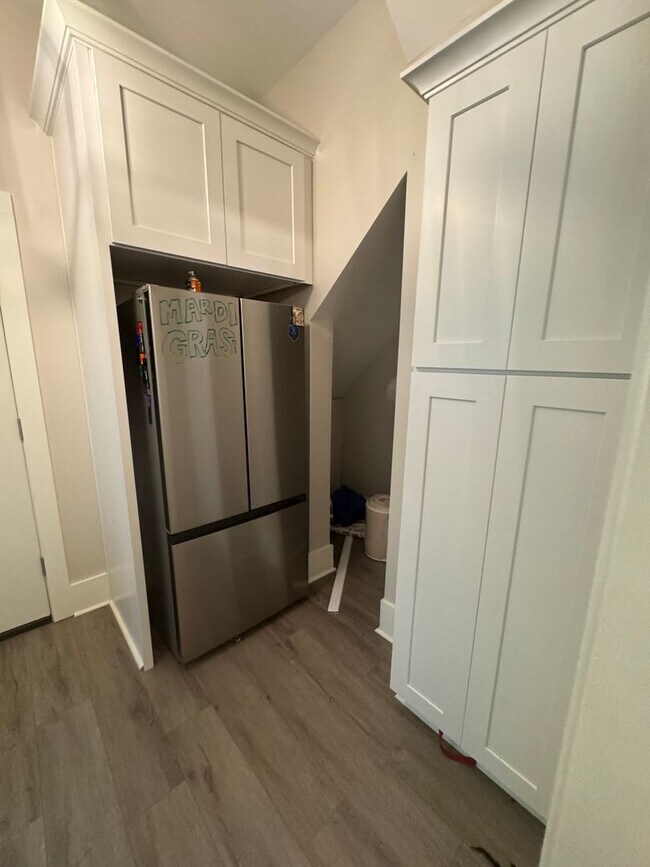 Building Photo - Renovated 2bed steps from Campus ! August 1 Lease