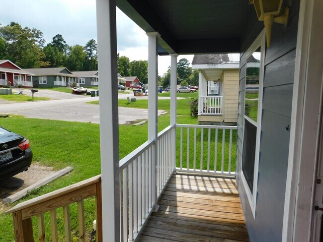 Building Photo - 155 Varsity Dr