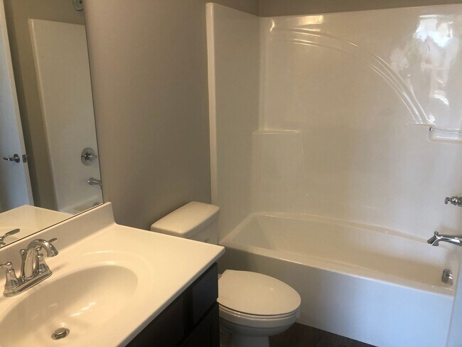 Building Photo - 2-Bedroom Townhome, AVAILABLE NOW!