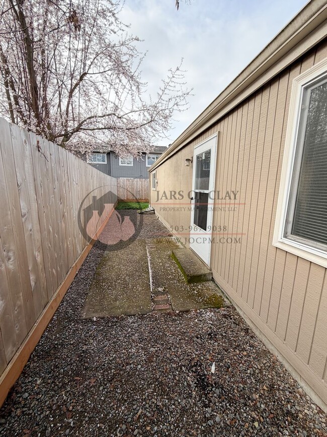 Building Photo - Single Level Duplex- Rent Ready