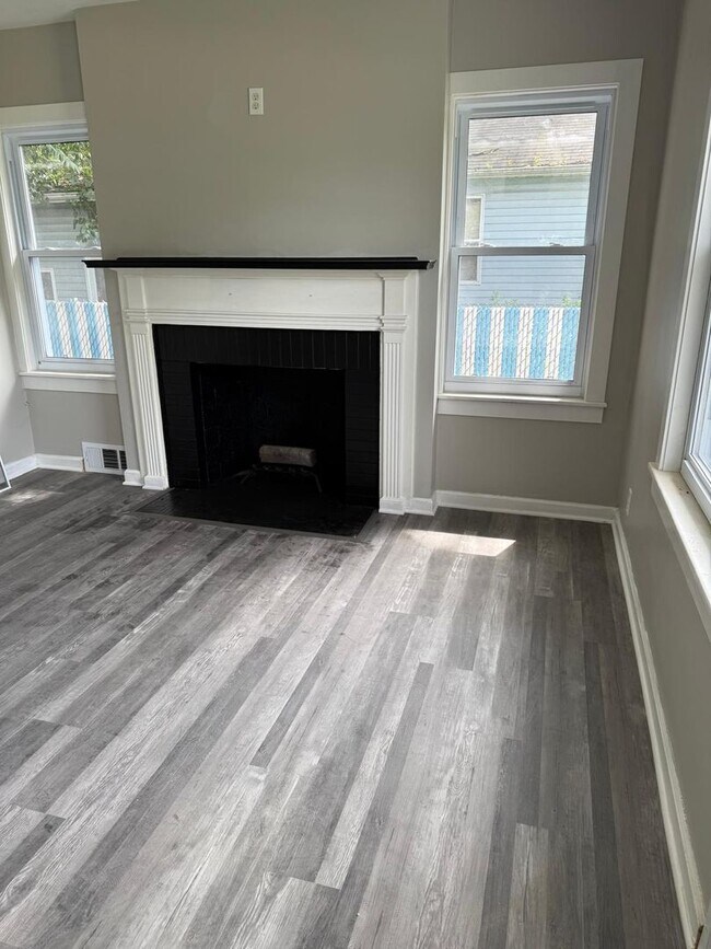 Building Photo - 5-Bedroom 2-Bath Completely Renovated!