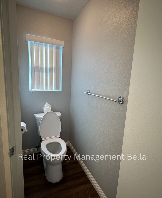 Building Photo - Lakeview Pool Retreat in a Private Cul-de-Sac Setting