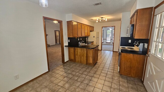 Building Photo - 1700 Kendolph Dr