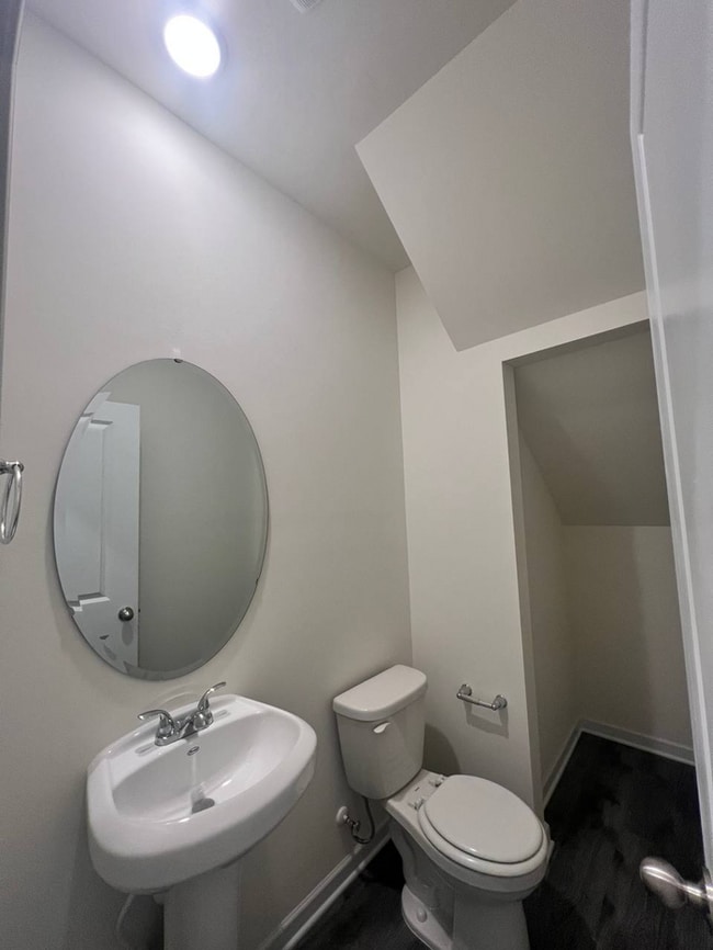 Building Photo - 1064 W Bank St