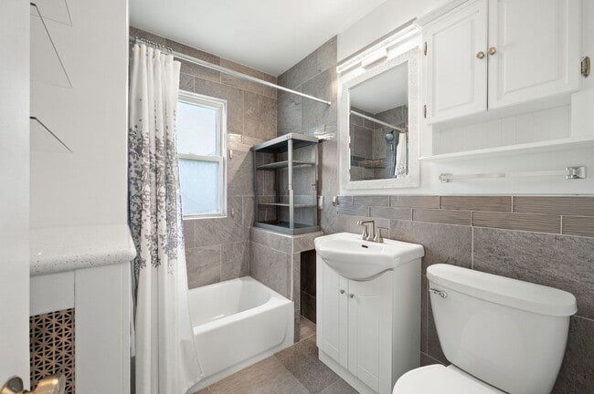 Building Photo - 809 W Touhy Ave