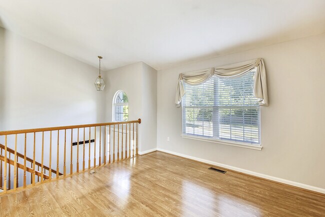Building Photo - FENCED IN YARD!!!  Beautiful 4/3 UPDATED SF Home in Gaithersburg