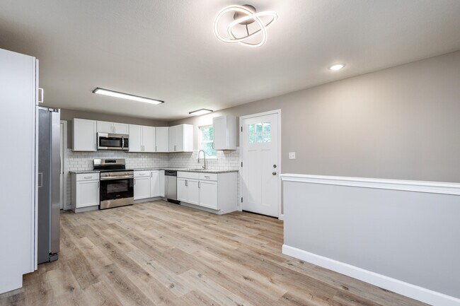Building Photo - 25 Poplar Hill Dr