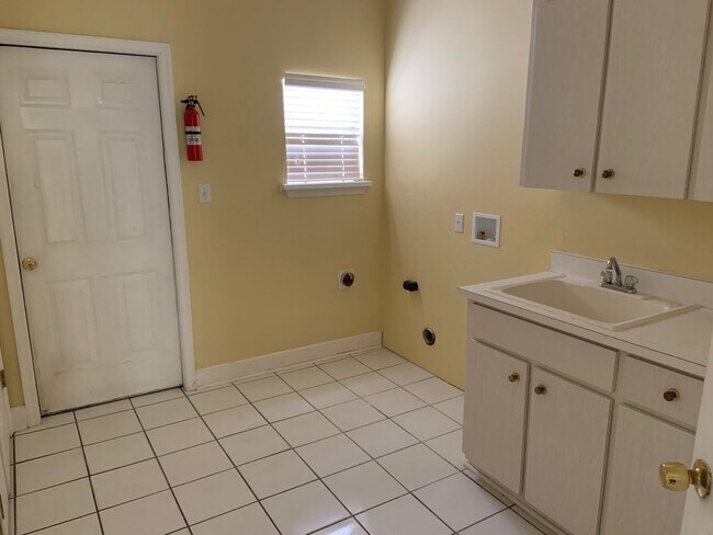 Building Photo - 5 Bedroom/3.5 Bathroom Pool Home On Cul-De-Sac Minutes from Downtown Windermere!!!