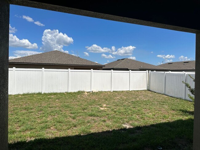 Building Photo - Private Back Yard! - 3 Bedroom 2 Bathroom ...