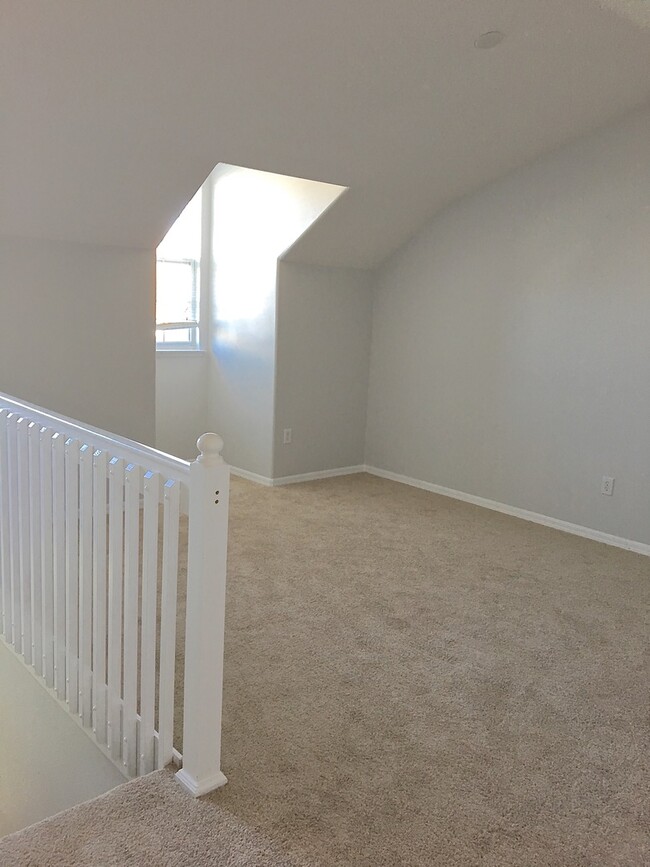 Building Photo - Town Home for Rent in Gated community in O...