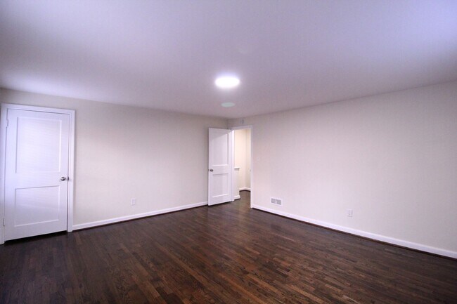 Building Photo - November FREE On This 2 Bedroom 1 Bath Dup...