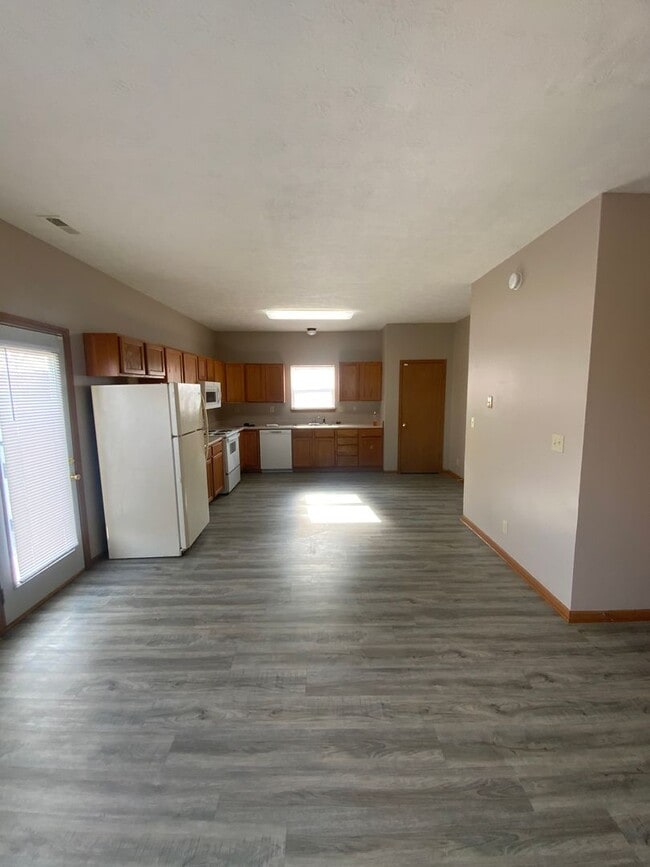 Building Photo - 2383 Edison Dr