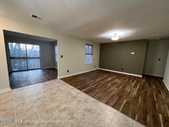 Building Photo - 12-7 Phoenix Ct