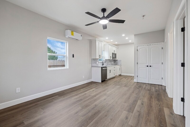 Building Photo - 619 S Sacramento St