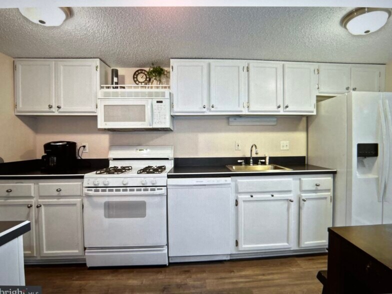 Building Photo - 11815 Breton Ct
