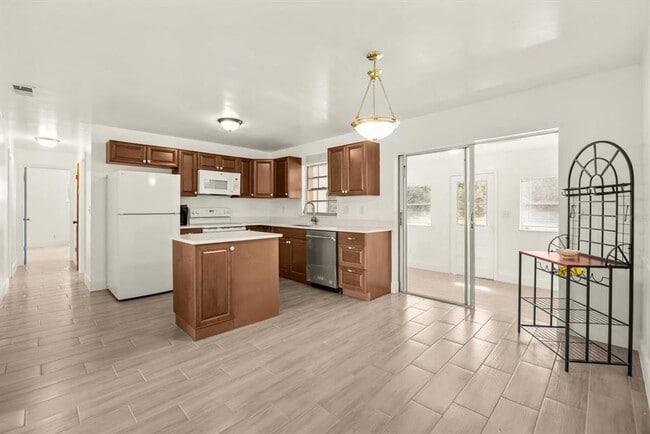 Building Photo - 31300 US-441