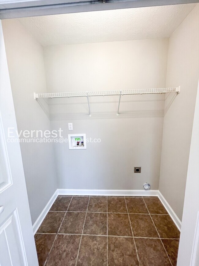 Building Photo - Limited Time Special Offer / 3 Bed, 2 Bath Home with Garage / Pet-Friendly / Vouchers Accepted / ...