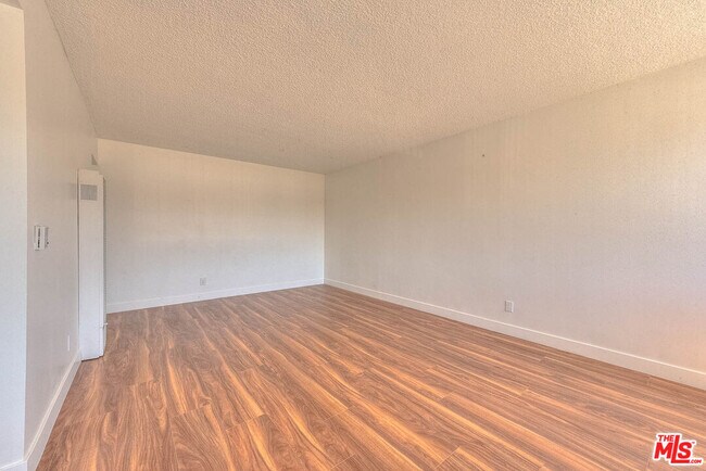 Building Photo - 8468 S Halldale Ave