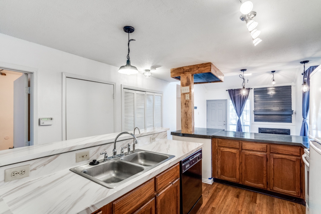 Building Photo - 511 Post Oak Ln
