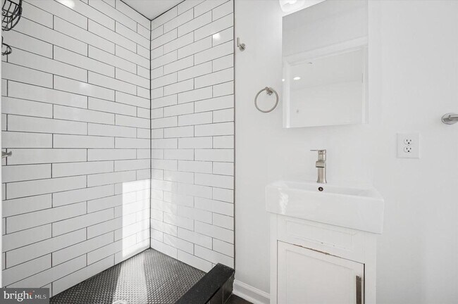 Building Photo - 4131 Cambridge St