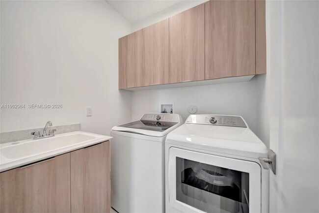 Building Photo - 1427 SW 23rd St