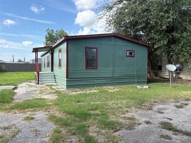 Building Photo - 16211 N Shore Dr