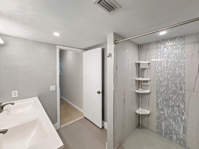 Building Photo - 2112 S Cypress Bend Dr