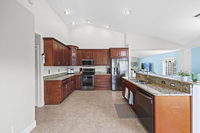 Building Photo - 6238 Pompano St