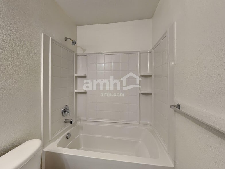 Building Photo - 506 Azalea Dr