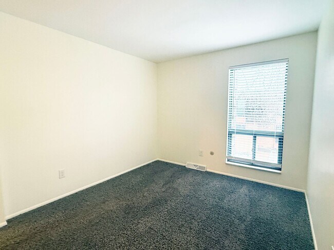 Building Photo - Clean & Quiet 3 Bed / 2.5 Bath Town Home with 2 Car Garage in Arvada