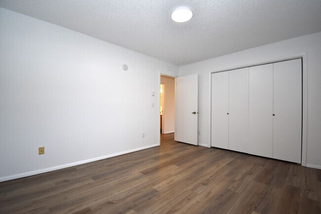 Building Photo - Newly Renovated! Top floor apartment! Close to MSU and downtown!