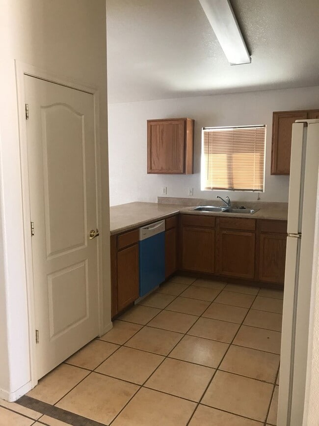 Building Photo - 3 BDR 2 Bath in Chaparral Village neighbor...