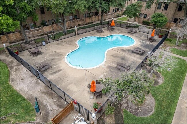 Building Photo - 9850 Pagewood Ln