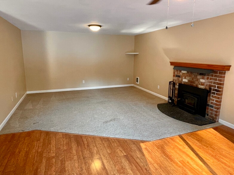 Building Photo - 1145 SW Leschi Dr