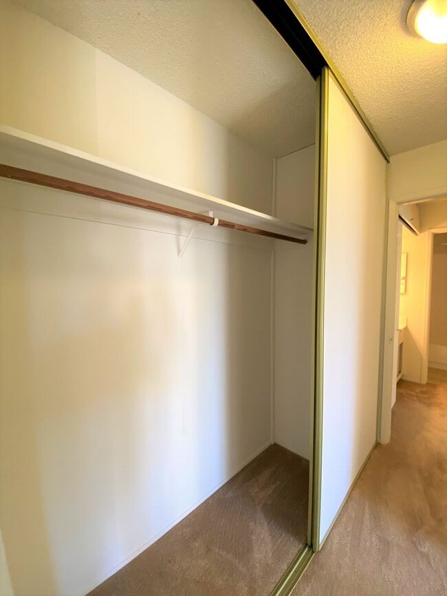 Building Photo - One Bedroom Condo Available in Watergate Community/Emeryville!