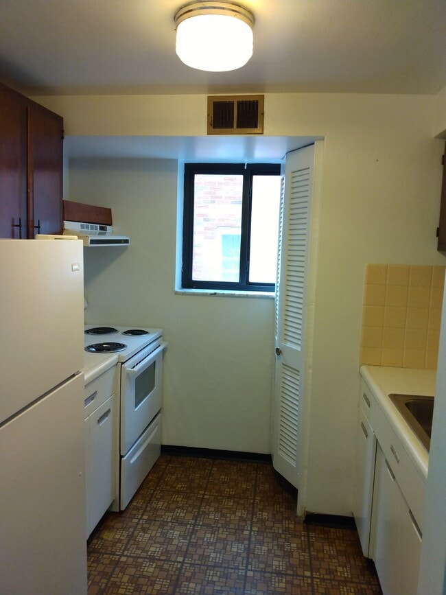 Building Photo - 654 Means Ave