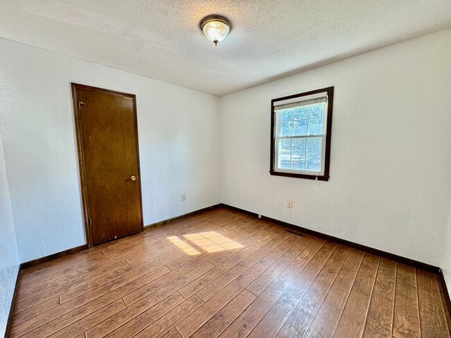 Building Photo - short term lease available