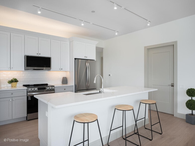 Building Photo - 3202 N Racine Ave